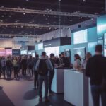 Besucher vor modernen Ständen | Messestand Traversensystem